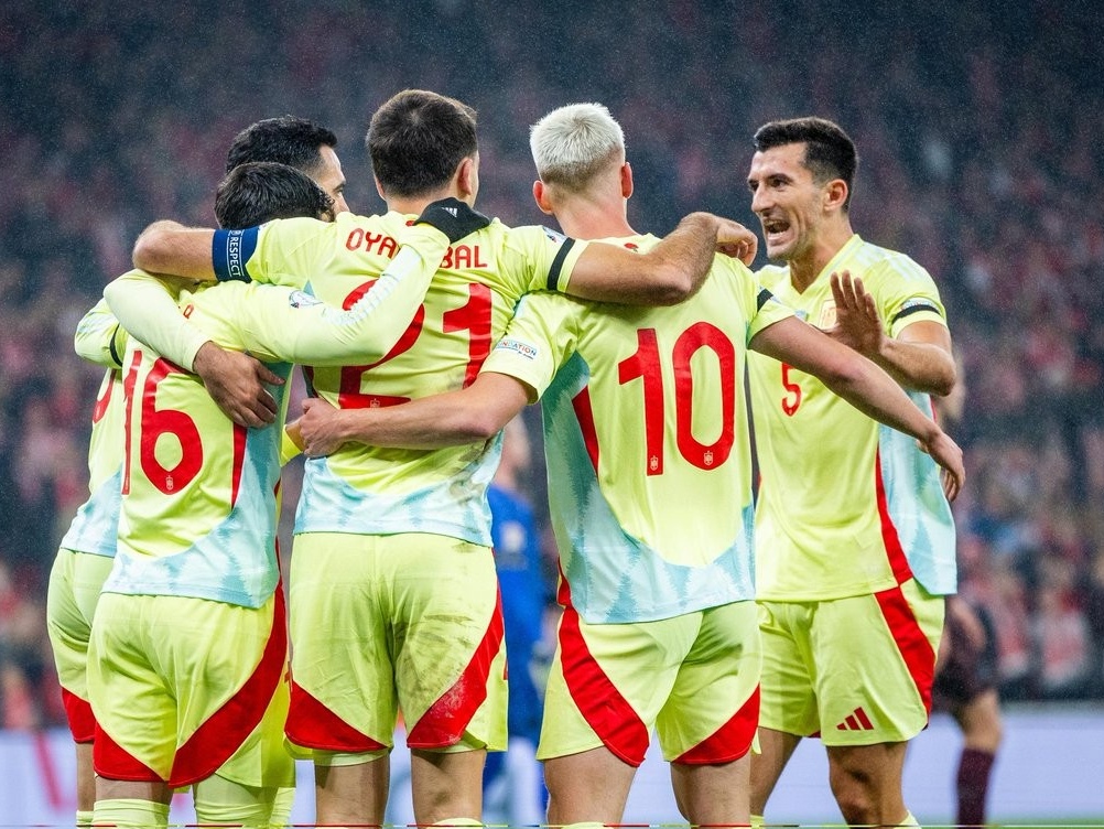 包含赛地聚焦——欧联今夜热度飙升，巴塞罗那内部沟通，媒体盛赞，赛程密集仍需轮换的词条