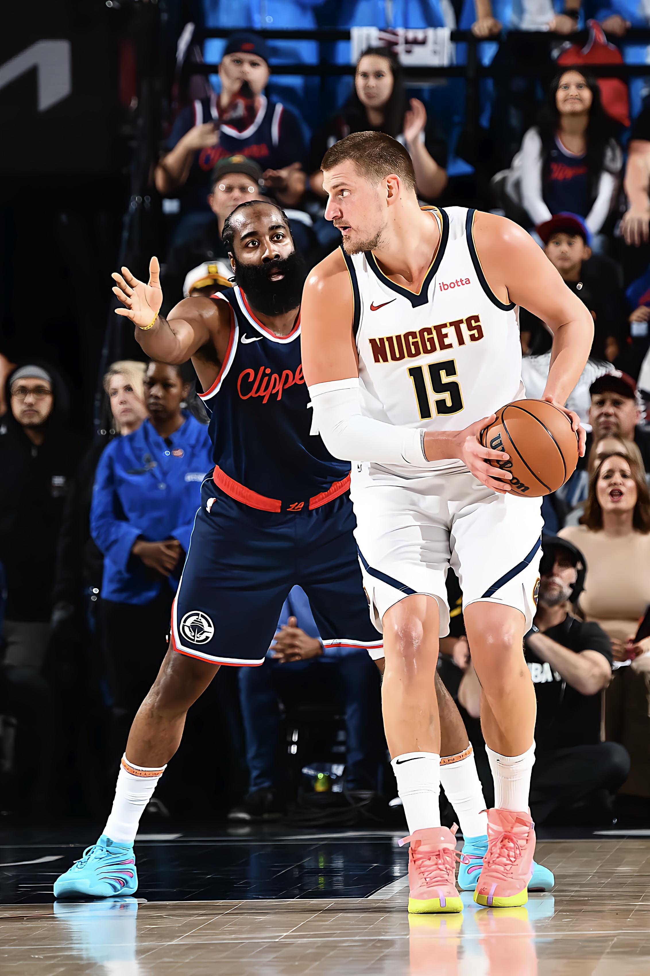 包含集结日体能课后，瓦伦西亚造点机会备战NBA季后赛，底气十足，团队化学反应显著的词条