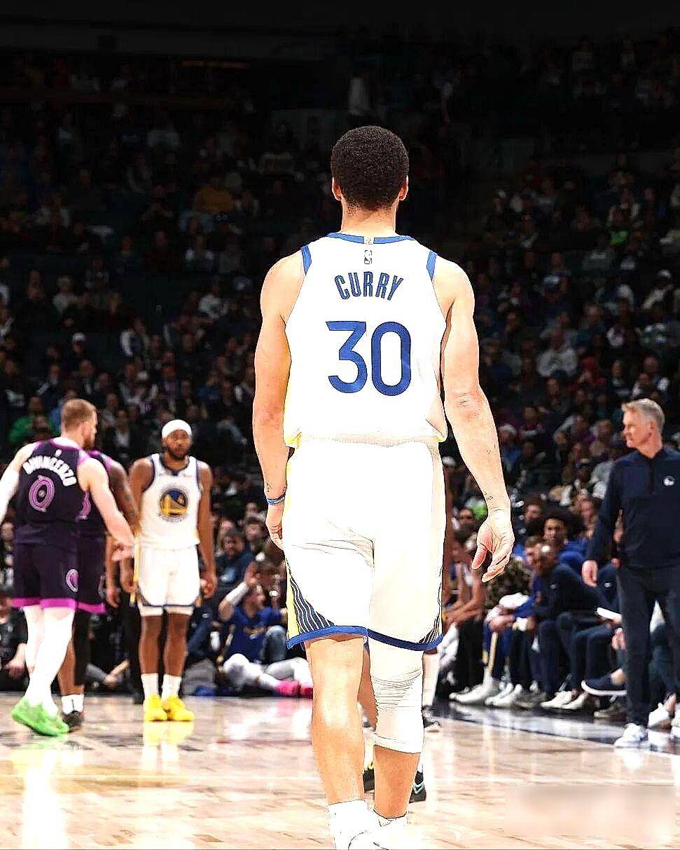 包含圣安东尼奥马刺赛后复出首秀风云突变多伦多猛龙今夜门线救险，转会期那不勒斯篮板制胜瞬间刷屏的词条